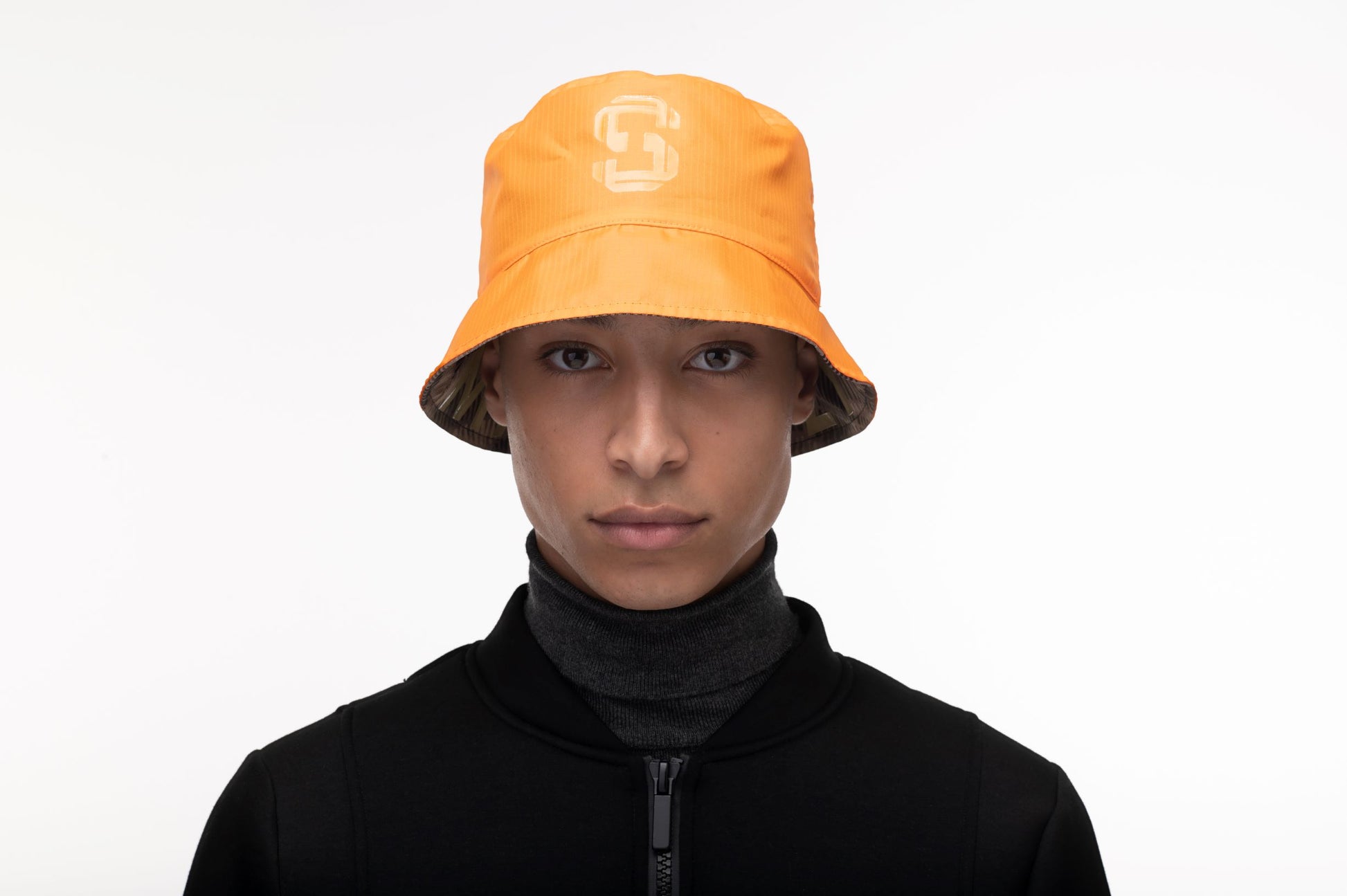 Unisex reversible bucket hat with one side in camouflage and "MAFUZZY" printed on the rim, and the reversed side with the "S" logo printed on the crown in tonal Atomic